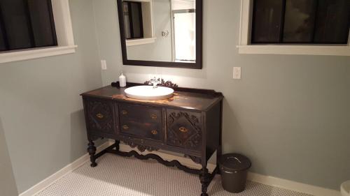Albany Apartment | Clinker Cottage Garden Apartment - Free Breakfast!