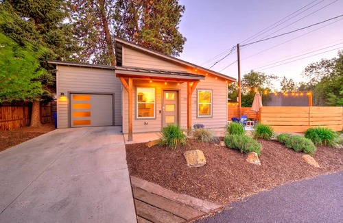 Larkspur House | Close, Cute, and Clean! - Hot Tub/Firepit/Bikes/Floats