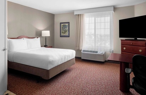 East Lake Hills Hotel | Close to Bellevue Arts Museum! Two Family Ready Suites w/Free Breakfast!