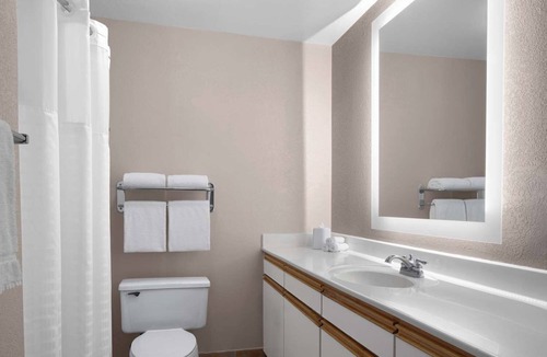 East Lake Hills Hotel | Close to Bellevue Arts Museum! Two Family Ready Suites w/Free Breakfast!