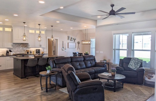 Sugar City House | Close to BYU-I and Yellowstone New Modern Farmhouse in a Family Neighborhood.