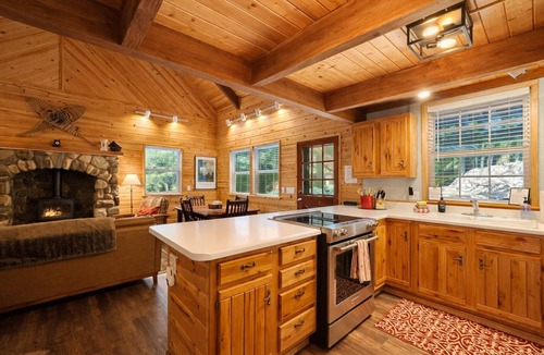 Leavenworth Cabin | Close to Lake/Golf | Hot Tub | ROKU | Firepit