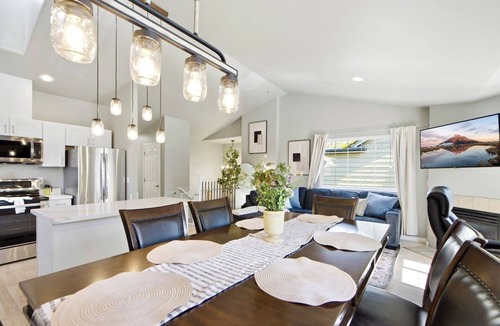 Maple Leaf House | Close to Light Rail | Sunlit Seattle Oasis & Yard