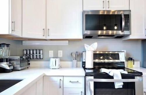 Maple Leaf House | Close to Light Rail | Sunlit Seattle Oasis & Yard