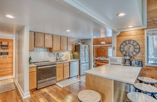 Overlook Park House | Close to SHARC with Hot Tub, SHARC Passes, Bikes