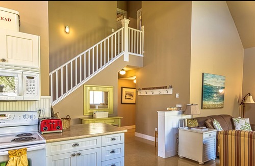 Oroville Cottage | Close to the lake, the pool and resort amenities!