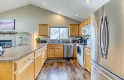 Sisters House | Close to town, Pet Friendly, Hot Tub, fenced backyard