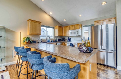 Sisters House | Close to town, Pet Friendly, Hot Tub, fenced backyard