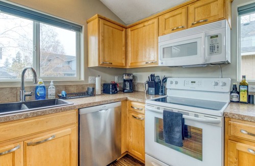 Sisters House | Close to town, Pet Friendly, Hot Tub, fenced backyard