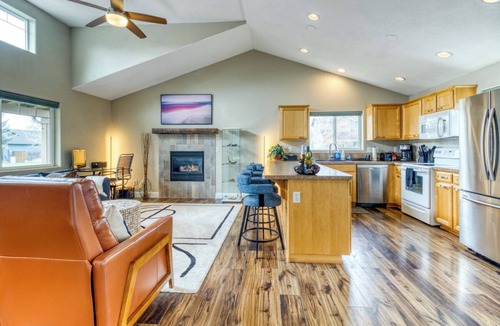 Sisters House | Close to town, Pet Friendly, Hot Tub, fenced backyard