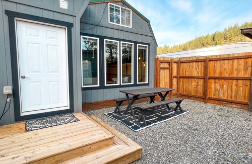 Republic House | Close to town Tiny Home with private back yard!