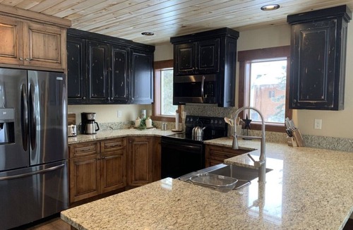Island Park House | Close to Yellowstone ~ Wifi ~ Decks ~ BBQ ~ Fireplace ~ Fire Pit