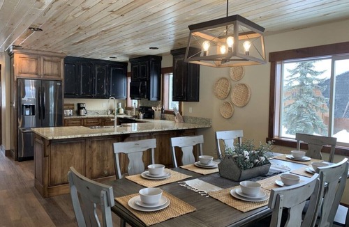 Island Park House | Close to Yellowstone ~ Wifi ~ Decks ~ BBQ ~ Fireplace ~ Fire Pit