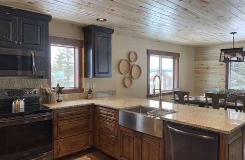Island Park House | Close to Yellowstone ~ Wifi ~ Decks ~ BBQ ~ Fireplace ~ Fire Pit