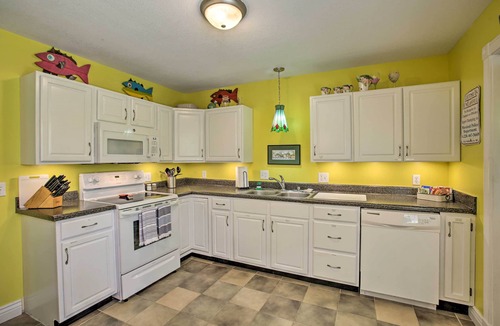 Waveland Cottage | 'cloud 9 On The Coast' < 1 Mi to Beach!