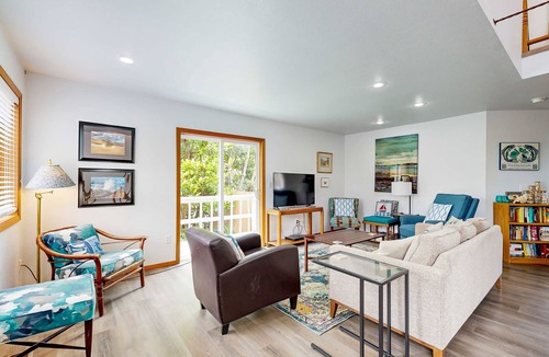 Newport House | Coastal, Dog-Friendly Home in Great Location - Six Blocks from Nye Beach