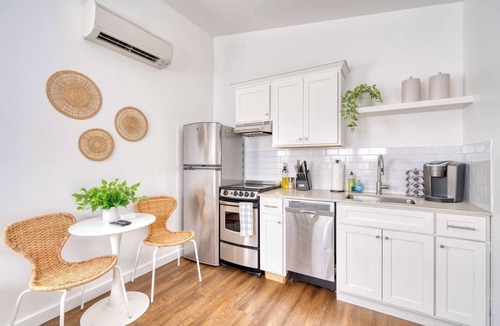 Sullivan's Gulch Apartment | Coastal Vibes Studio Kerns Eats & Coffee AC