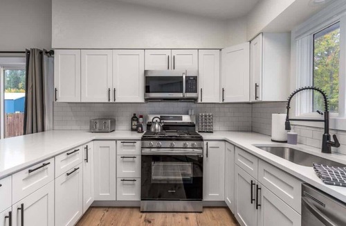 Graystone House | Coeur d'Alene Getaway I Quiet Neighborhood