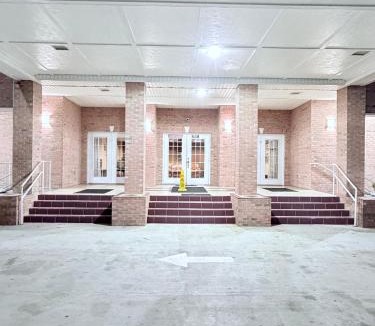 Collins Hotel | COLLINS INN & SUITES