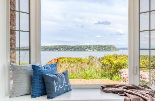 Langley House | Colonial Bluff House Above the Sea by AvantStay