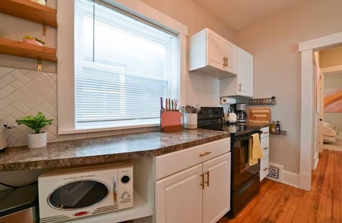 Dahlman Apartment | Colorful Retro Stay near the Zoo