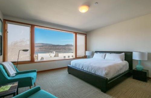 Hood River House | Columbia River Gorge View FOUR Condo