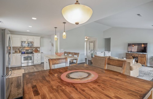 Sunland Estates House | Columbia River views | Close to The Gorge | Dogs OK
