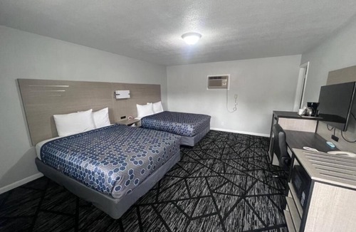 Oskaloosa Hotel | Comfortable 2-Room Stay – Ideal for Working Travelers, Free Parking Included