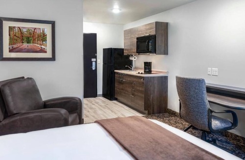 Plainfield Hotel | Comfortable and Convenient Location Near Airport and Downtown
