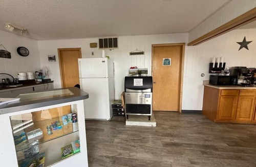 Ida Grove Hotel | Comfortable Castle-Themed Room Near Ida Grove Castles - Pet-Friendly