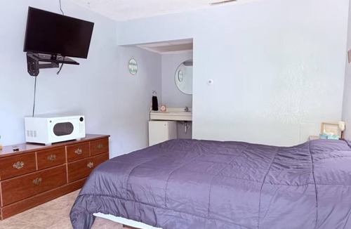 Ida Grove Hotel | Comfortable Castle-Themed Room Near Ida Grove Castles - Pet-Friendly