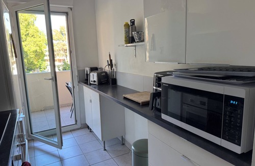 Hyeres City Centre Apartment | Comfortable central apartment, swimming pool, air conditioning, terrace, parking