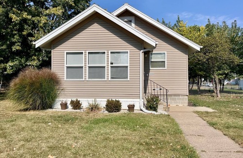 Cedar Rapids House | Comfortable Home Away From Home