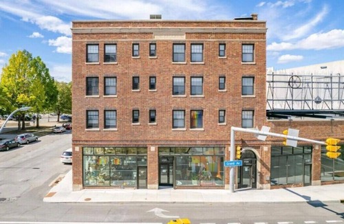 Downtown Des Moines Apartment | Comfortable queen-bed studio near Downtown hospitals, offering a convenient location, modern amenities, and a cozy space perfect for business travelers, medical stays, and city visits.