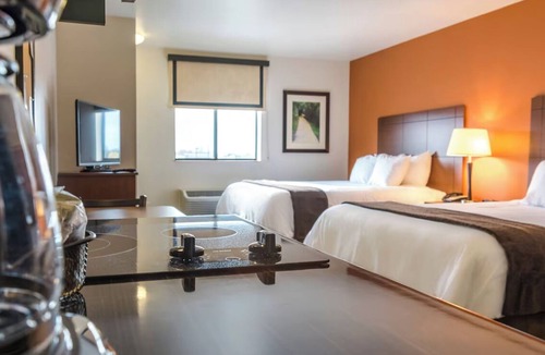 West Jordan Hotel | Comfortable Stay! Full Kitchen, Pets Allowed! Close to America First Fields!