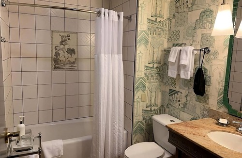 Downtown Portland Hotel | Comfortable Stay in King Bed! Pet Friendly, Near Oregon Zoo