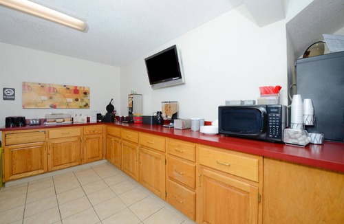 Charlotte Hotel | Comfortable Stay with Free Parking & Free Breakfast Near Downtown