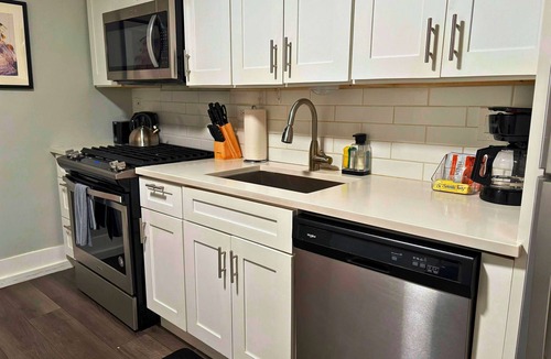 Sheffield and DePaul Apartment | Comfortably Appointed & Spacious 3BR Apartment