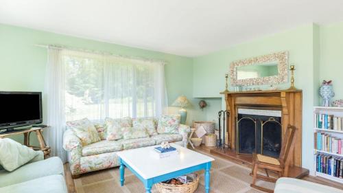 Freeland House | Comfy Coastal Cottage by AvantStay