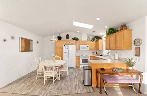 Grants Pass Cottage | Comfy/Cozy/Cheery/No Steps/EV Car Charger Garage