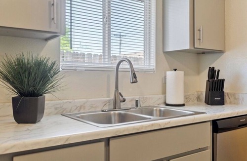 South Richland House | Comfy Retreat - Very Quiet - King Bed - Minutes to Kadlec Hospital & PNNL