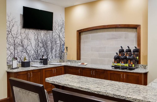 Downtown Des Moines Apartment | Comfy Studio Suite | Free Breakfast, Free Wi-Fi, Indoor Pool, Hot Tub