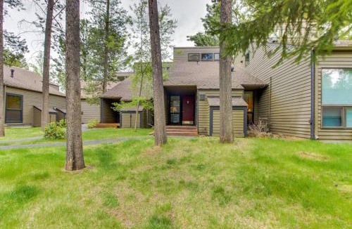 Overlook Park House | Condo in Great Location View of Golf Course & SHARC Passes - Dogs OK