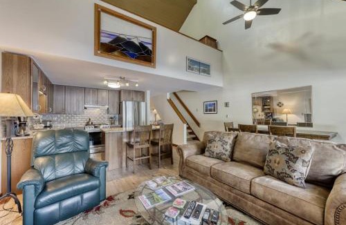 Overlook Park House | Condo in Great Location View of Golf Course & SHARC Passes - Dogs OK