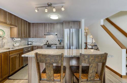 Overlook Park House | Condo in Great Location View of Golf Course & SHARC Passes - Dogs OK