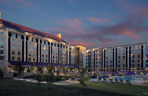Whitehaven Hotel | Connecting Double Queen -Outdoor Pool -Gym -Restaurants -Airport Shuttle