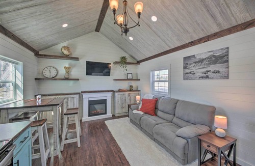 Bonners Ferry Cabin | Contemporary Cabin w/Mountain Views & Deck