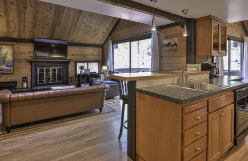 Overlook Park Condo | Contemporary cabin in the heart of Sunriver w/ FREE waterpark passes included