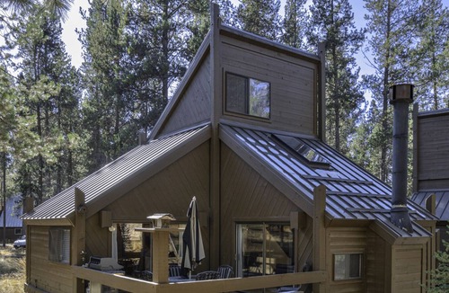 Overlook Park Condo | Contemporary cabin in the heart of Sunriver w/ FREE waterpark passes included