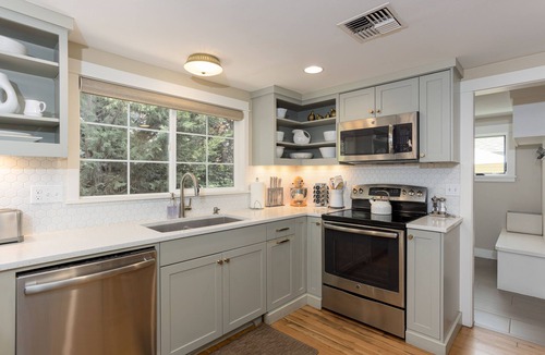 Old Bend House | Contemporary Chic Cottage │Downtown Historic District │Hot Tub │Gourmet Kitchen